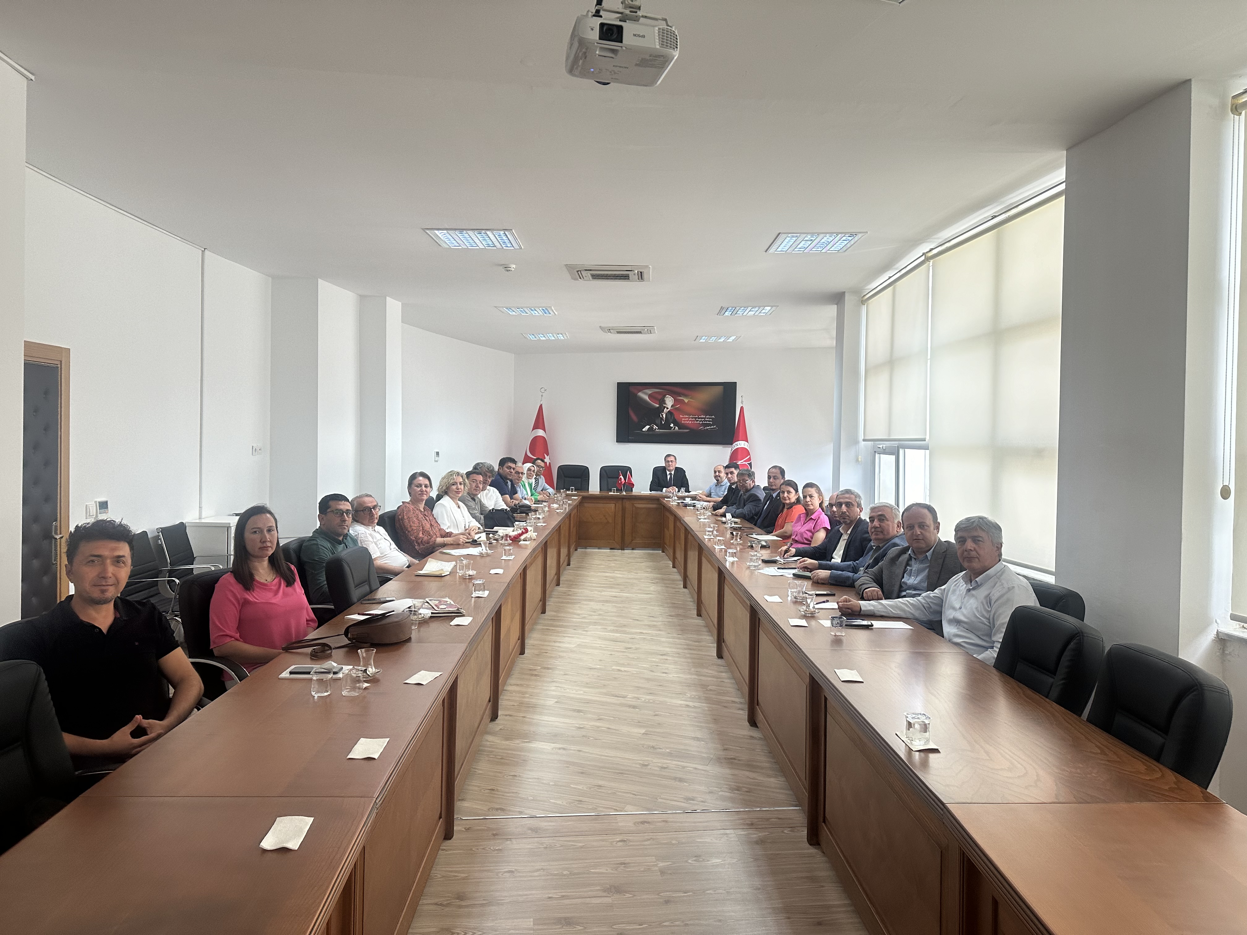 Rektörlüğümüzde, Üniversitemizde Faaliyet Gösteren Uygulama ve Araştırma Merkezleri ile Kurumsal Akreditasyon Süreçleri Hakkında Bir Toplantı Düzenlendi.